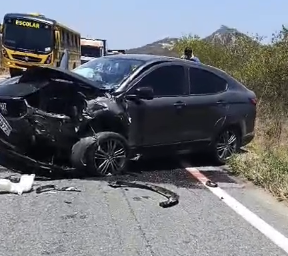 Acidente deixa trecho de rodovia interditado e provoca grande destruição na saída de Quixadá