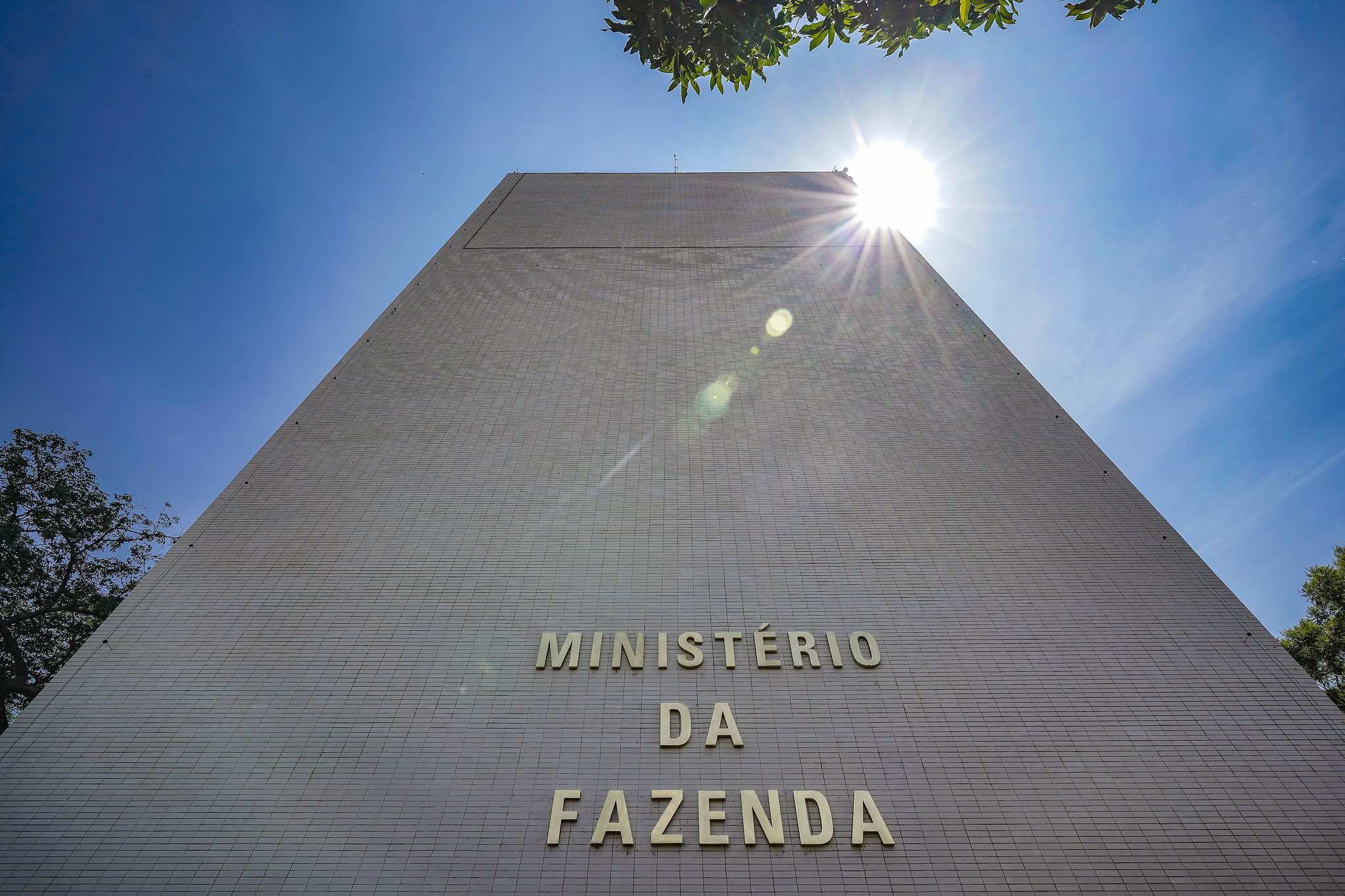 FMI aponta avanços na reforma tributária do Brasil, mas exige ajuste fiscal e reformas estruturais