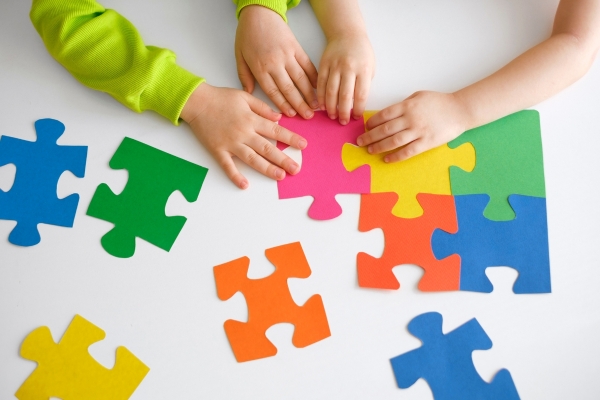 Alerta no diagnóstico do autismo: estudo revela que confirmação do TEA pode demorar até quatro anos após os primeiros sinais percebidos pelas famílias no Brasil