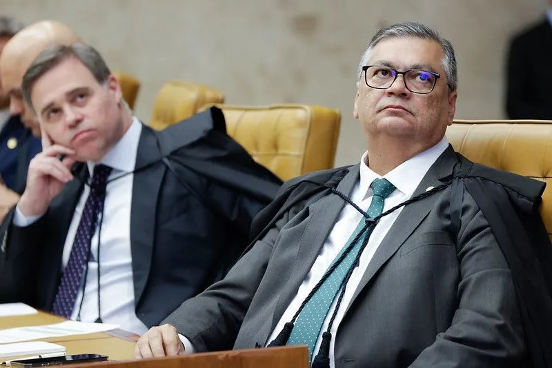 URGENTE: Flávio Dino derruba decisão de André Mendonça e reconduz diretor da PF ao cargo
