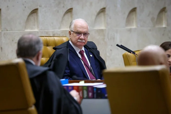 Fachin cancela sessão do STF e marca plenário extraordinário para discutir crise envolvendo Moraes
