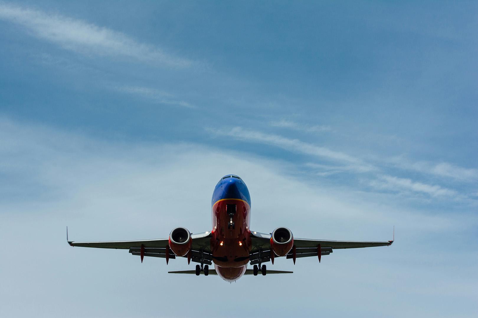 Reforma tributária pode elevar preço das passagens aéreas e reduzir conectividade, aponta estudo
