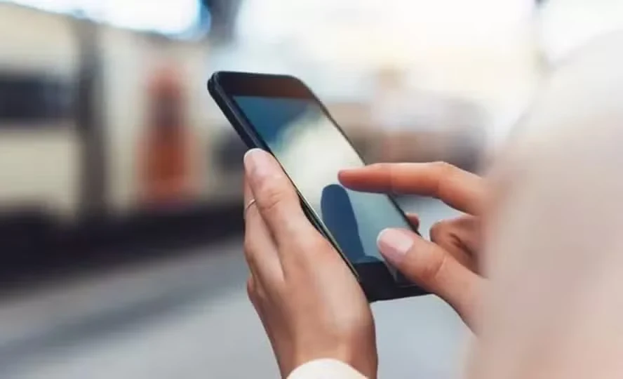Eleitor terá de deixar celular antes de entrar na cabine de votação; regra protege sigilo do voto