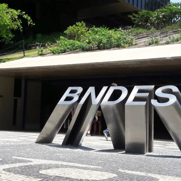 Empresas afetadas pelo tarifaço já podem solicitar crédito do Plano Brasil Soberano