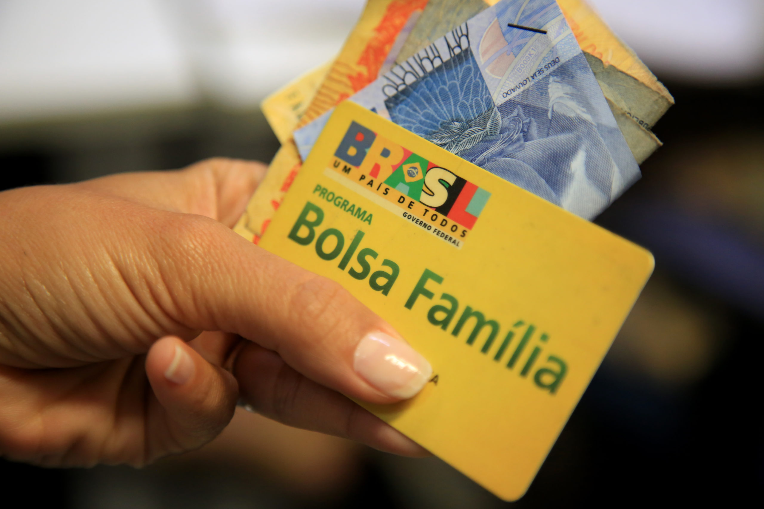 Bolsa Família: aliados de Flávio sofrem primeira derrota no TSE em tentativa de barrar reajuste de 15% anunciado por Lula
