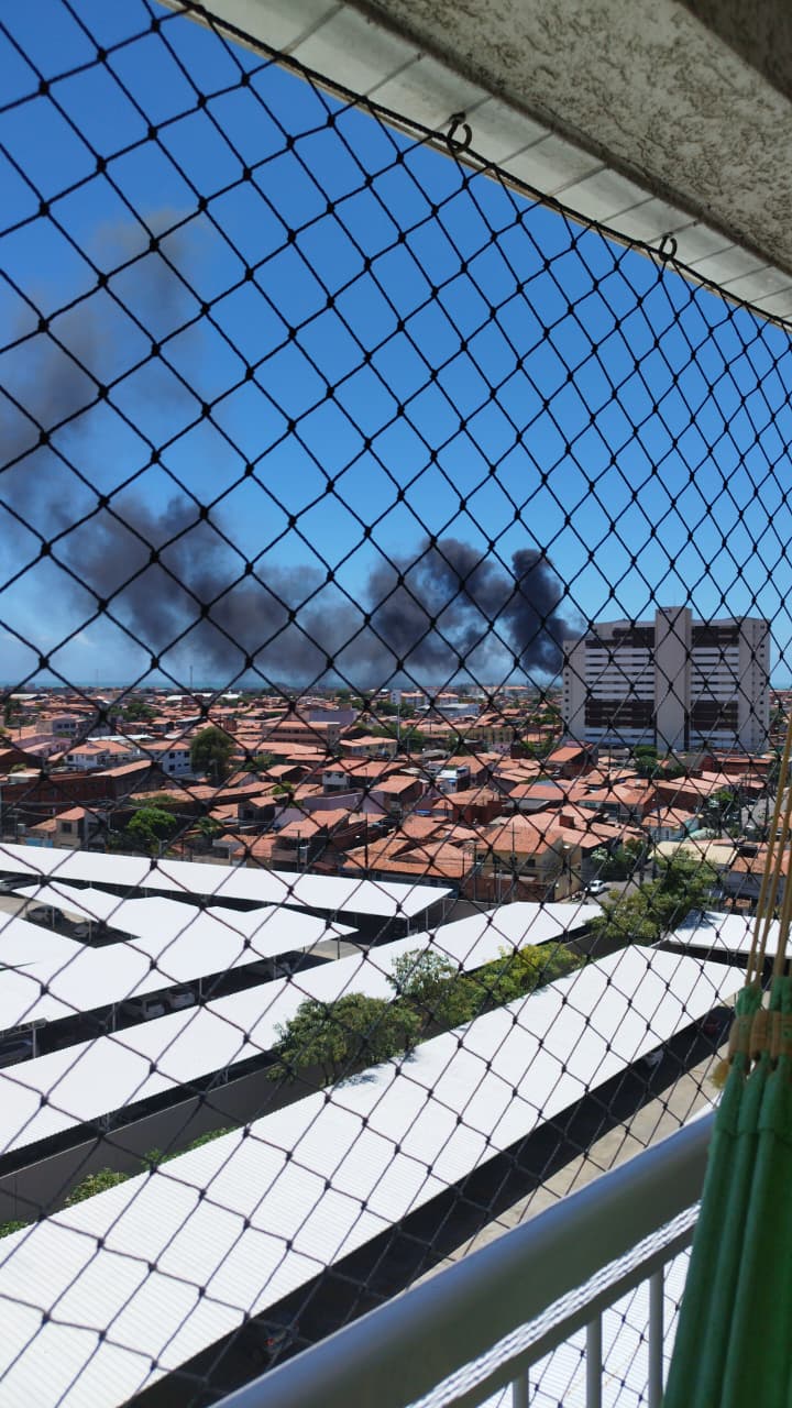 Incêndio em terreno baldio provoca intensa fumaça no Carlito Pamplona