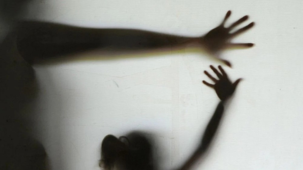 Mulher denuncia o próprio pai após filha de 12 anos relatar que foi estuprada pelo avô