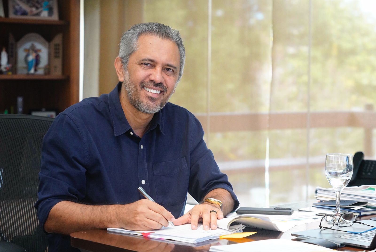 Em debate na TV Verdes Mares, Elmano anuncia “Vai de Graça” com transporte gratuito para trabalhadores de Fortaleza