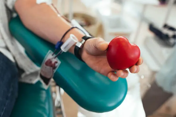 Nova regra permite que idosos com mais de 70 anos continuem doando sangue no Brasil