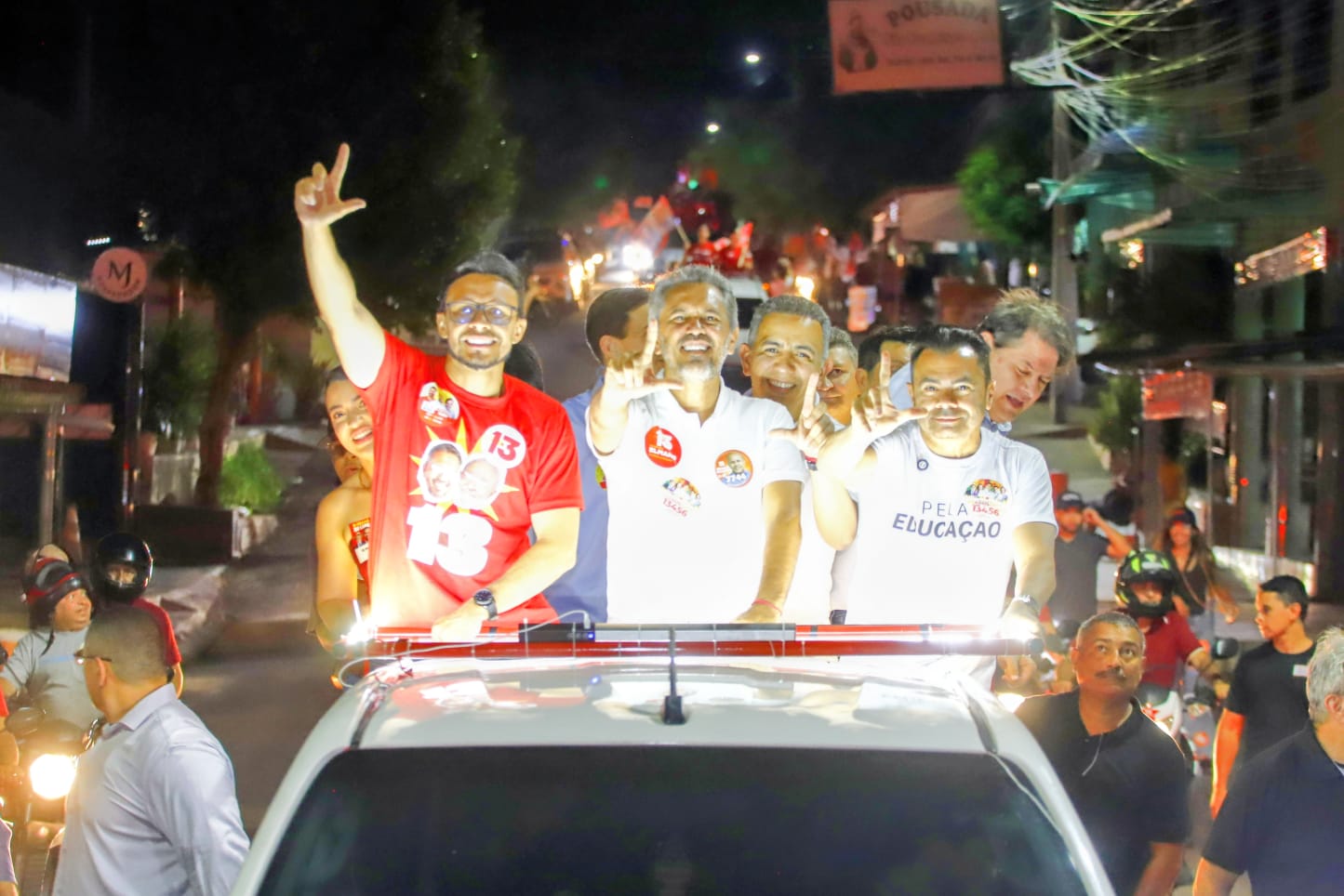 Sob as bençãos de São Francisco, Elmano participa de carreata e comemora mais apoio em Canindé