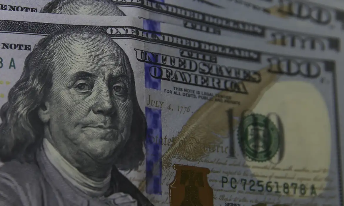Mercado reage ao resultado das urnas com Bolsa em disparada e dólar em queda