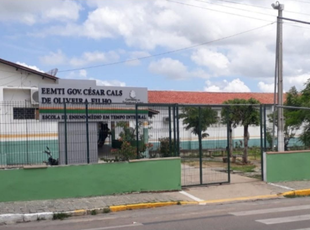 Vigilante rende homem armado com faca dentro de escola em Quixadá