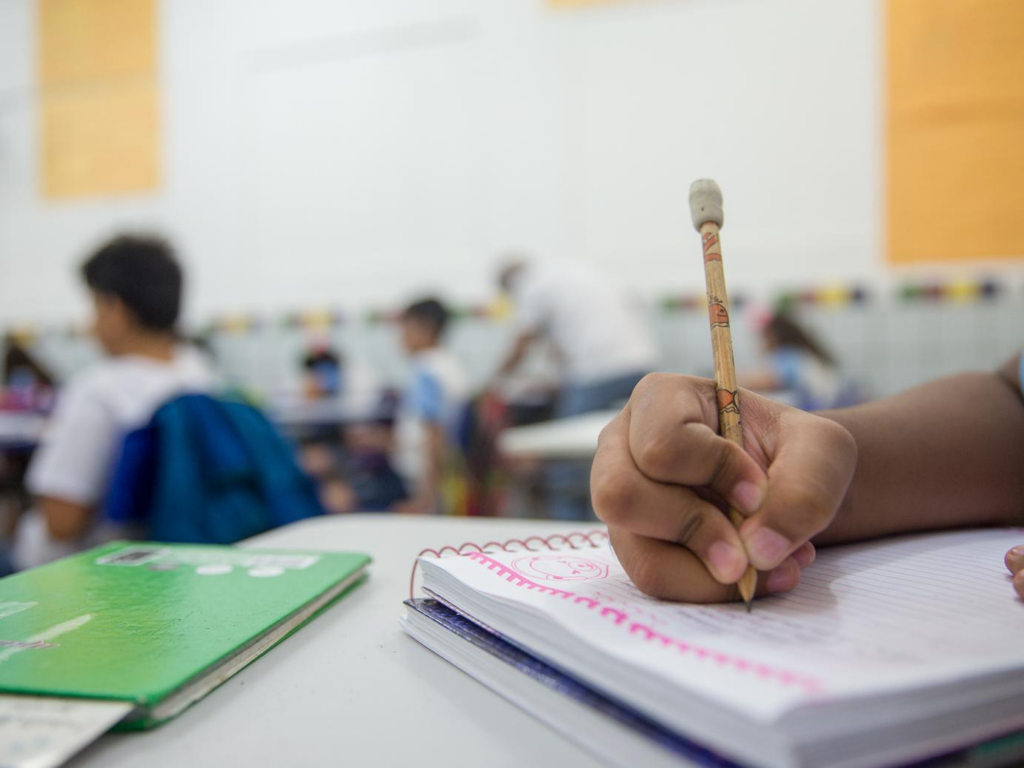 Quixadá antecipa ponto facultativo do Dia do Professor e suspende aulas na terça-feira (13)