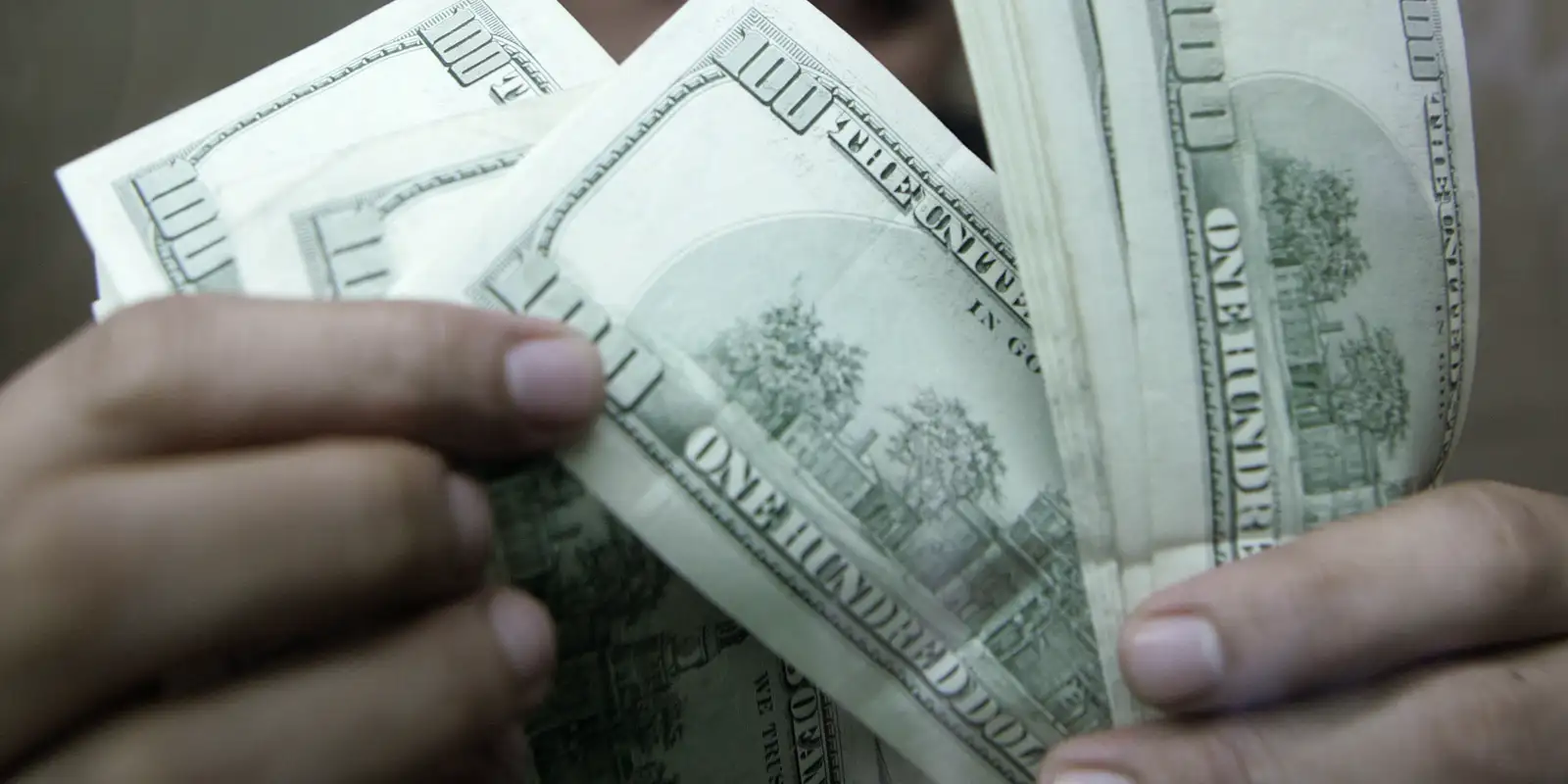 Dólar cai a R$ 4,98 e acumula perda de 4,44% na semana