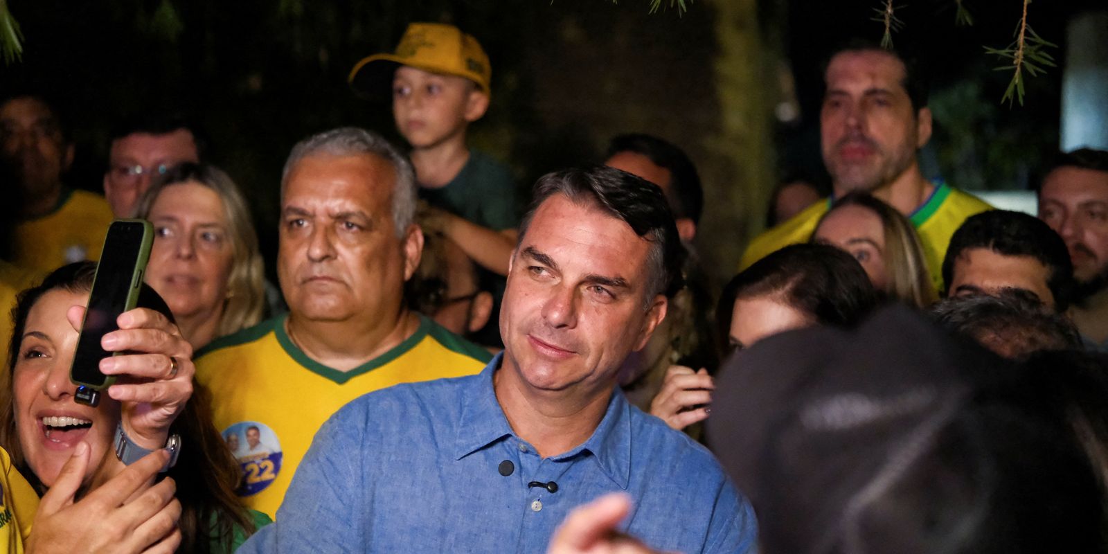 Flávio faz visita ao pai em prisão domiciliar e recebe apoios em SP