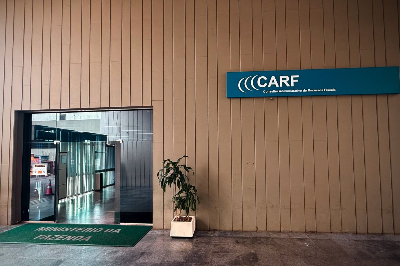 CARF elimina possibilidade de cobrança simultânea de multa isolada e de ofício em composição tributária completa