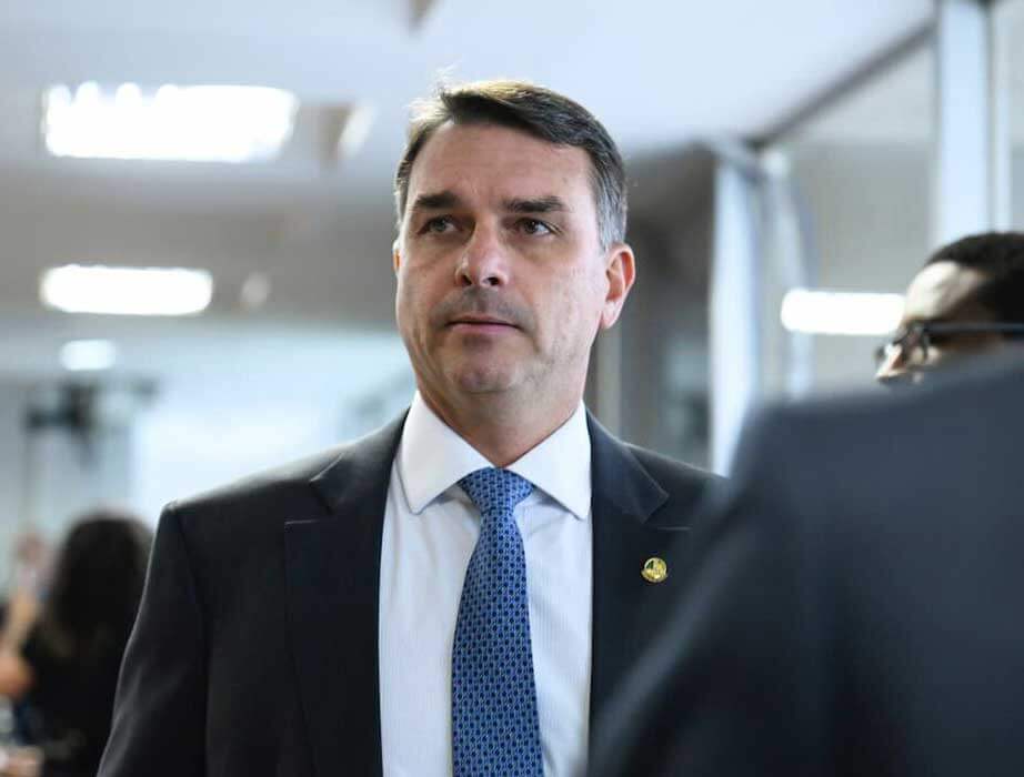 Flávio volta a defender pena mínima de oito anos para roubo de celular e convoca apoiadores para buscar votos