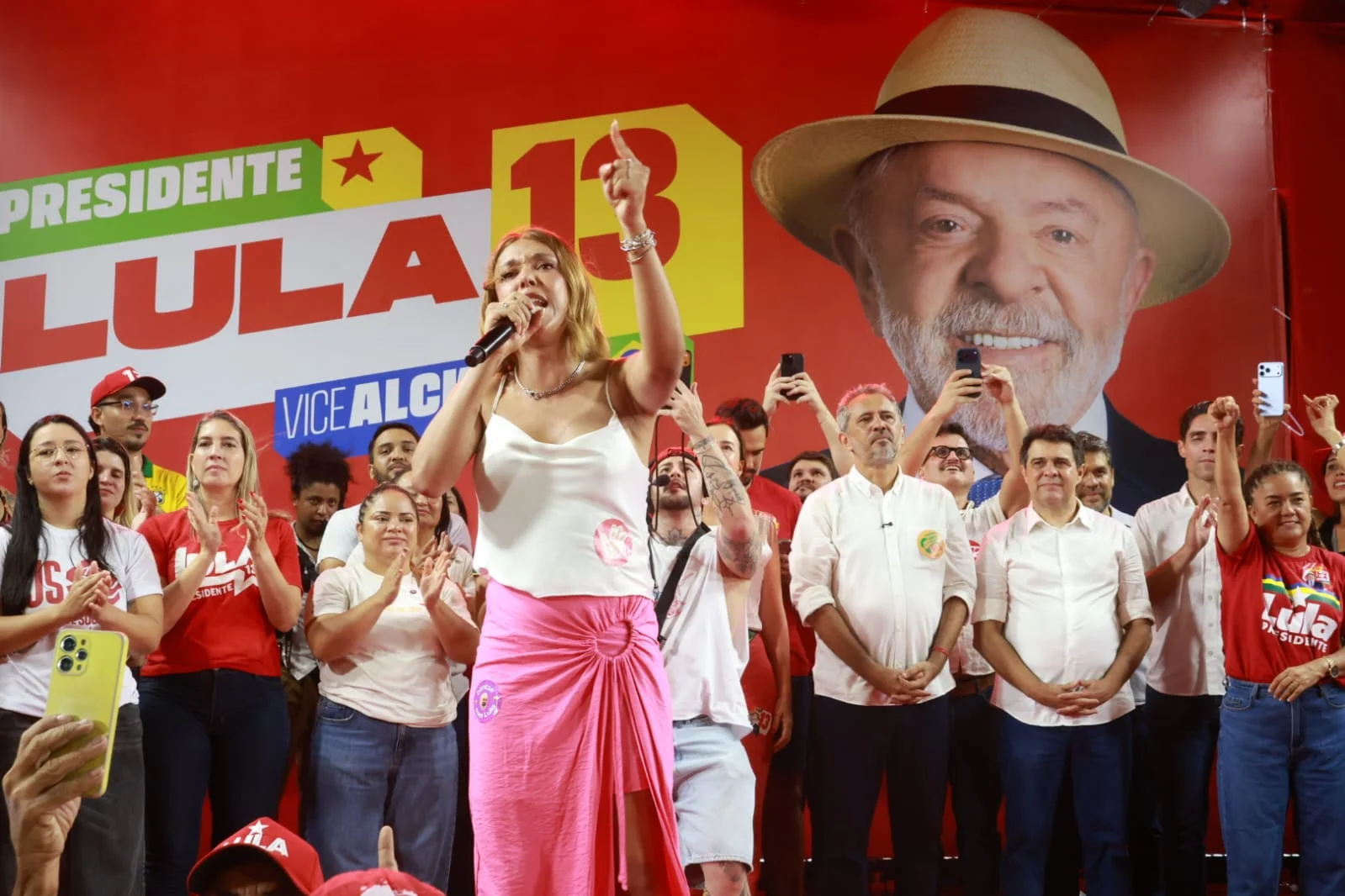 Baile do 13 reúne multidão na Parangaba com Erika Hilton, Elmano e lideranças pró-Lula