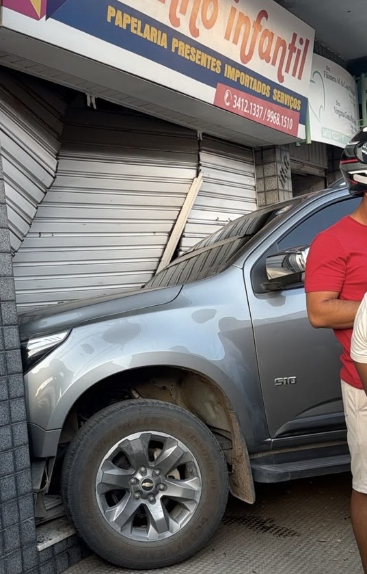 Carro invade papelaria após motorista perder o controle no Centro de Quixadá