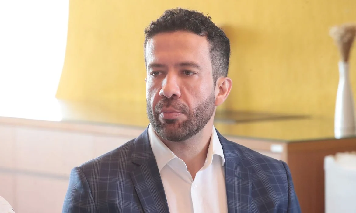 André Janones é internado na UTI após arritmia cardíaca e pode receber alta em 48 horas