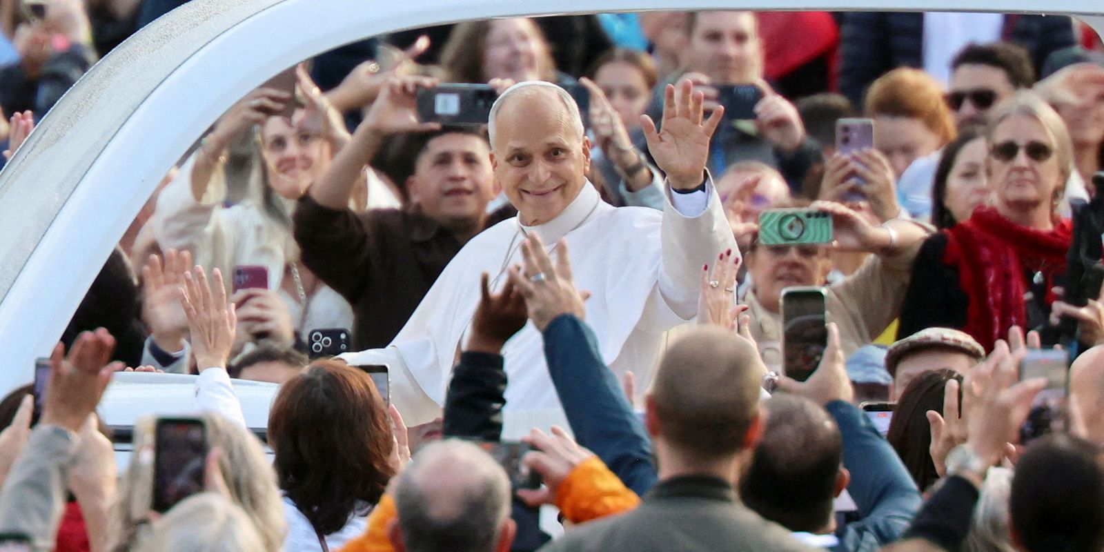 Leão XIV sobe ao papamóvel pela primeira vez desde cirurgia de câncer