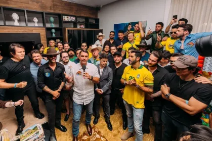 Flávio Bolsonaro reúne cantores sertanejos e empresários em fazenda de senador do PL em Goiás