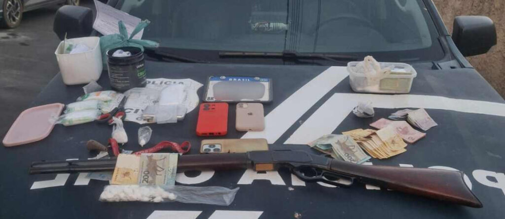 Dois homens são presos por tráfico de drogas e posse ilegal de arma em Senador Pompeu