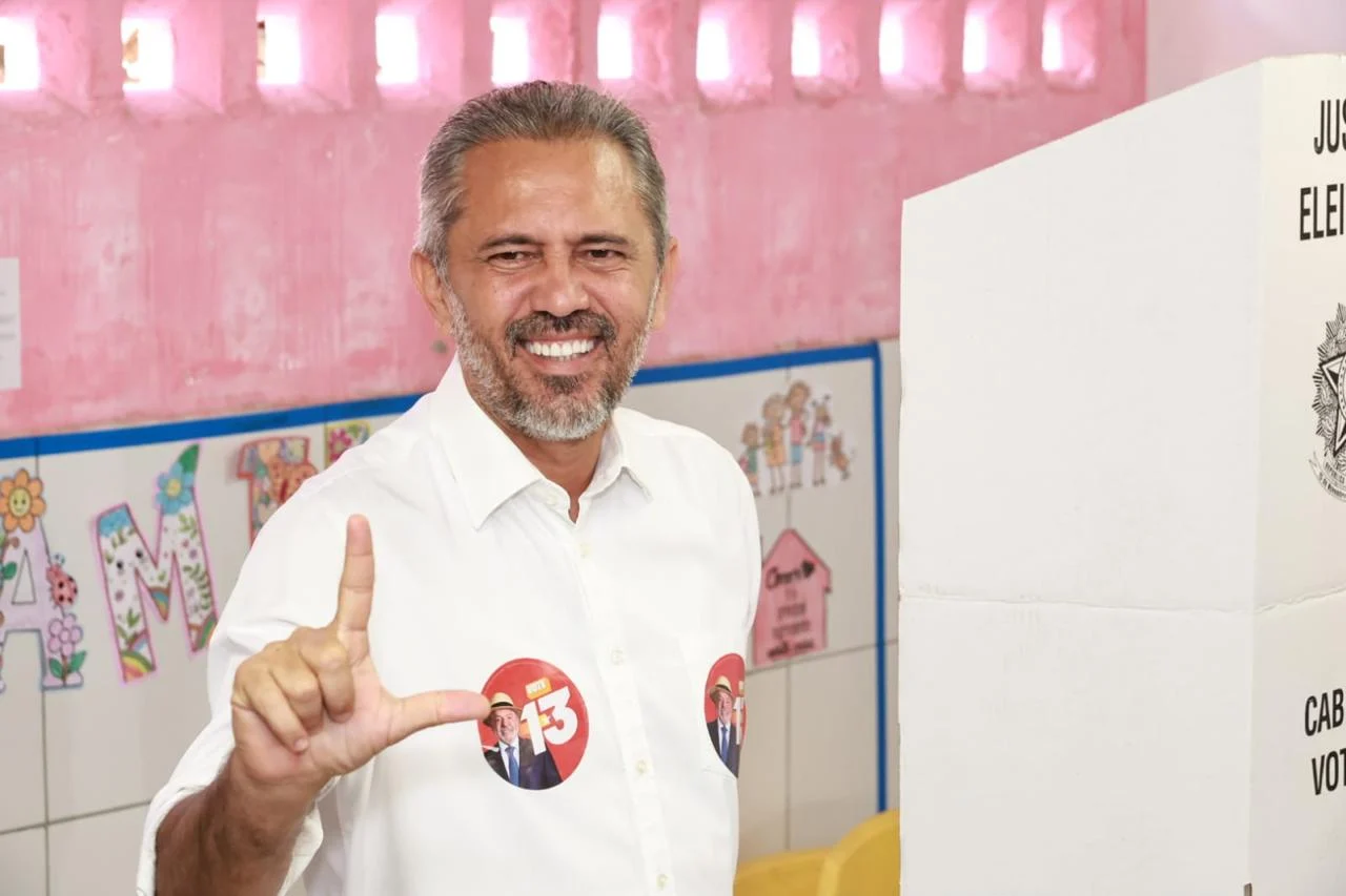 Elmano vota em Caucaia e faz defesa da democracia e dos direitos dos trabalhadores