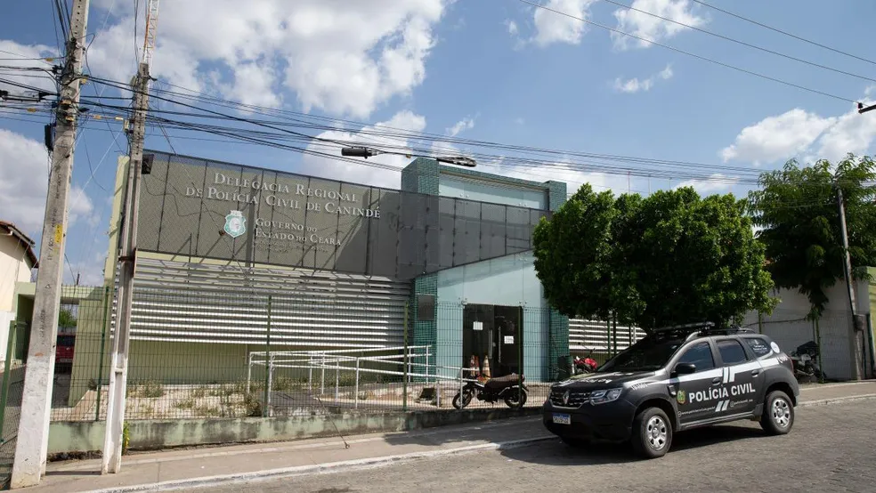 Mulher é presa ao tentar arrombar a casa da mãe para agredir a genitora e o próprio filho em Canindé