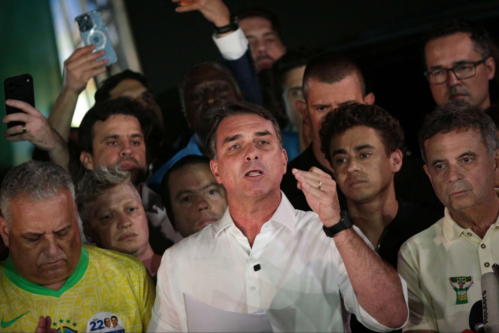 Sem agradecer 59,8 milhões de votos, Flávio chama resultado de “sacanagem” e anuncia pedido de anulação da eleição