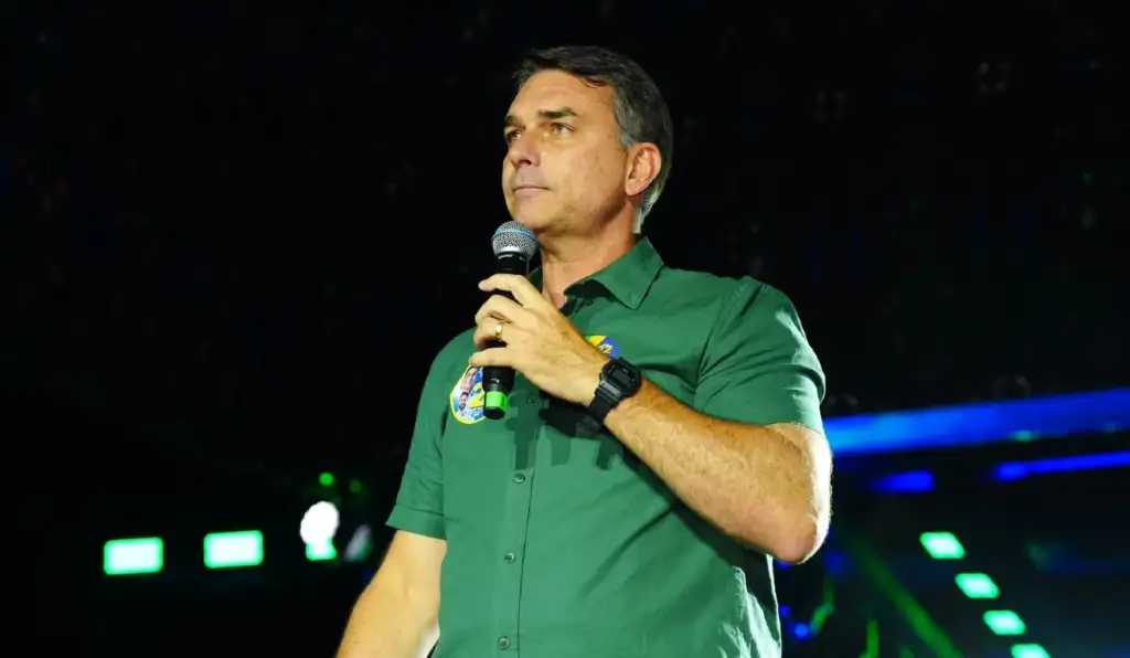 “Sou o verdadeiro presidente eleito do Brasil”, afirma Flávio Bolsonaro em carta divulgada nos EUA
