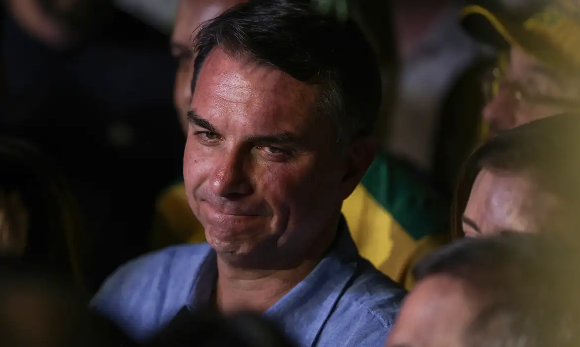 Imprensa internacional repercute suposta fuga de Flávio Bolsonaro para os Estados Unidos