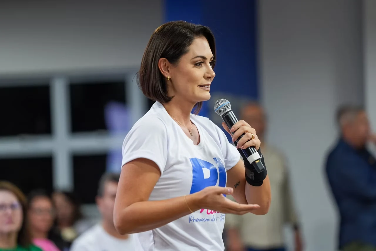 Michelle ocupa espaço com a fuga de Flavio e revela que Jair Bolsonaro pede união da direita e fim da busca por culpados